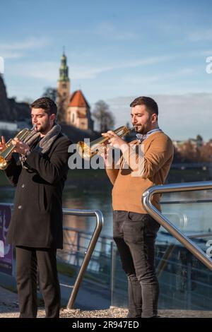 Salzburg, Österreich - 27. Dezember 2021: Zwei Trompetenspieler treten auf der Love Lock Bridge in Salzburg auf. Stockfoto