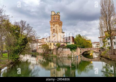 Padua, Italien - 4. April 2022: La Specola ist ein Turm aus dem 14. Jahrhundert, der früher Teil einer mittelalterlichen Burg war und 1767 in einen astronomischen Besessenen umgewandelt wurde Stockfoto