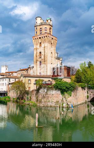 Padua, Italien - 4. April 2022: La Specola ist ein Turm aus dem 14. Jahrhundert, der früher Teil einer mittelalterlichen Burg war und 1767 in einen astronomischen Besessenen umgewandelt wurde Stockfoto