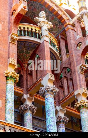 Barcelona, Spanien - 10. FEBRUAR 2022: Palau de la Musica Catalana ist eine Konzerthalle im katalanischen Modernistenstil, erbaut zwischen 1905 und 1908. Stockfoto