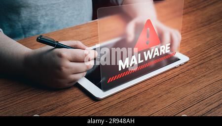 Frau verwendet ein digitales Tablet, um Geräte vor Malware zu schützen. Kompromittiertes Informationskonzept. Internetvirus Cybersicherheit und Cyberkriminalität. Stockfoto