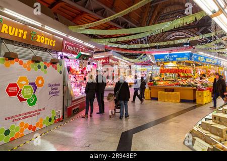 Barcelona, Spanien – 10. FEBRUAR 2022: Frische Lebensmittel werden im Mercat de Santa Caterina in La Ribera, Barcelona, Spanien verkauft. Stockfoto