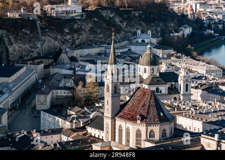 Salzburg, Österreich-27. DEZEMBER 2021: Die Franziskanerkirche Franziskanerkirche ist eine der ältesten Kirchen Salzburgs und befindet sich an der Kreuzung von Fr Stockfoto
