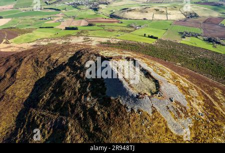 Tap o’ Noth Prehistoric Hillfort Grampian, Schottland. Massive verglaste Wand aus neolithischem Kern. Die äußere Mauer umgibt eine große frühe mittelalterliche Siedlung Stockfoto