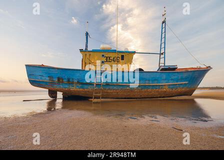 Inhambane, Mosambik - 12. 2009. Oktober: Foto eines stillgelegten Schiffes bei Ebbe, aufgenommen bei Sonnenuntergang. Stockfoto