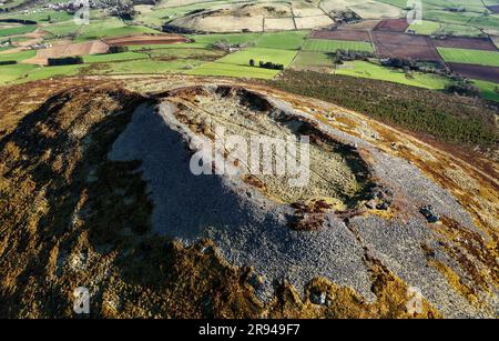 Tap o’ Noth Prehistoric Hillfort Grampian, Schottland. Massive verglaste Wand aus neolithischem Kern. Die äußere Mauer umgibt eine große frühe mittelalterliche Siedlung Stockfoto