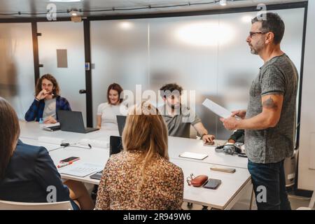 Generationsübergreifende Gruppe von Geschäftsleuten, die neue Marketingstrategien diskutieren Stockfoto