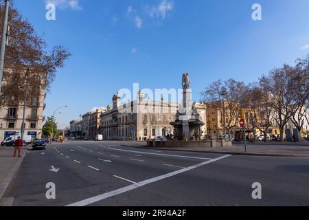 Barcelona, Spanien - 10. FEBRUAR 2022: Das Denkmal des Marquis von Campo Sagrado oder Genio Catala ist ein monumentaler Brunnen mit Skulpturen, der sich im befindet Stockfoto