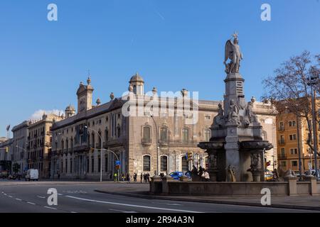Barcelona, Spanien - 10. FEBRUAR 2022: Das Denkmal des Marquis von Campo Sagrado oder Genio Catala ist ein monumentaler Brunnen mit Skulpturen, der sich im befindet Stockfoto