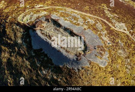 Tap o’ Noth Prehistoric Hillfort Grampian, Schottland. Massive verglaste Wand aus neolithischem Kern. Die äußere Mauer umgibt eine große frühe mittelalterliche Siedlung Stockfoto