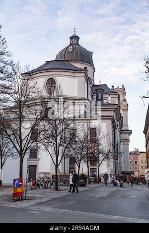 Salzburg, Österreich - 27. DEZEMBER 2021: Die Kollegienkirche ist die Kirche der Universität Salzburg. Erbaut im Barockstil von Johann Stockfoto