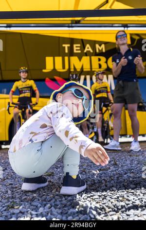 VALKENBURG - Ein junger Fahrradfan vor dem Beginn der NK-Radtour. Die Frauen kämpfen in Limburg um den Titel auf der Straße beim NK-Radsport. ANP MARCEL VAN HOORN niederlande raus - belgien raus Stockfoto