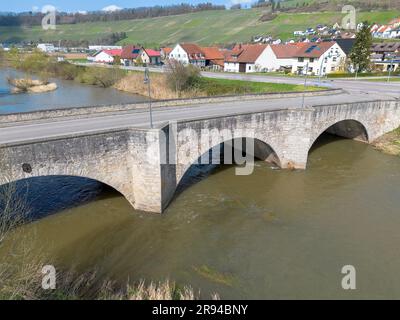 Alte Steinbogenbrücke über den Fluss Kocher bei Ingelfingen, Drohnenschießerei, Deutschland Stockfoto