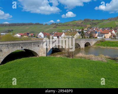 Alte Steinbogenbrücke über den Fluss Kocher bei Ingelfingen, Drohnenschießerei, Deutschland Stockfoto