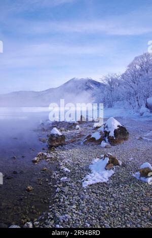 Akan-See, Bokke und Mt. Oakantake Stockfoto