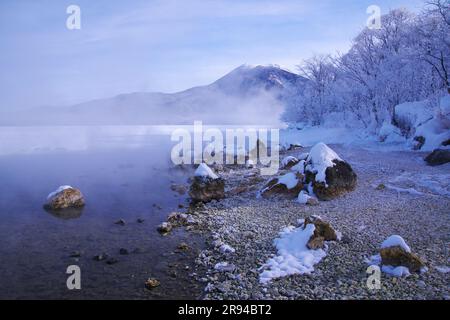 Akan-See, Bokke und Mt. Oakantake Stockfoto