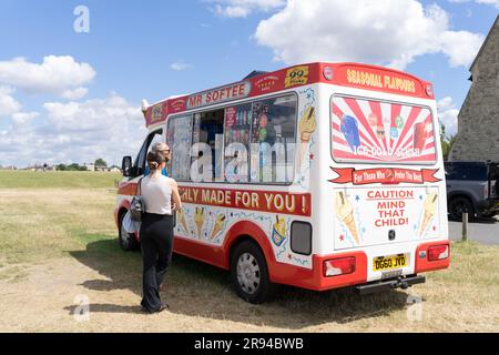 London UK, den 24. Juni 2023. Kunden, die an einem heißen Sommertag Eiscreme von MR softee Ice Cream Van im Blackheath Park im Südosten Londons kaufen. Kredit: Xiu Bao/Alamy Live News Stockfoto