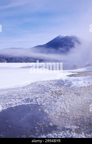 Akan-See, Bokke, Mt. Oakantake und Frostblüten Stockfoto