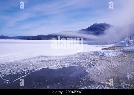 Akan-See, Bokke, Mt. Oakantake und Frostblüten Stockfoto