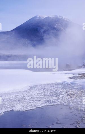 Akan-See, Bokke, Mt. Oakantake und Frostblüten Stockfoto