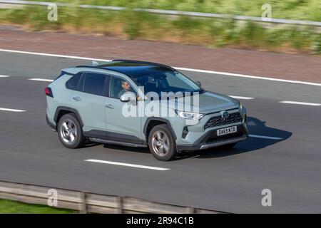 2009 Toyota Rav4 Excel HEV CVT, SUV Hybrid Electric 2487 cm3; Fahrt mit hoher Geschwindigkeit auf der Autobahn M6 im Großraum Manchester, Großbritannien Stockfoto