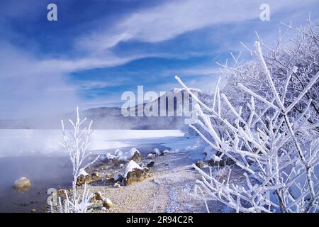 Akan-See, Bokke und Mt. Oakantake Stockfoto