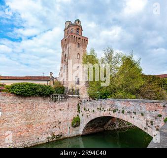 Padua, Italien - 4. April 2022: La Specola ist ein Turm aus dem 14. Jahrhundert, der früher Teil einer mittelalterlichen Burg war und 1767 in einen astronomischen Besessenen umgewandelt wurde Stockfoto