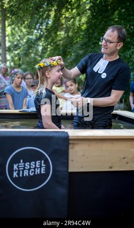 Stuttgart, Deutschland. 24. Juni 2023. Pastor Michel Krimmer von der Kesselkirche tauft die kleine Mathilda beim Tauffestival am Fernsehturm. Kredit: Christoph Schmidt/dpa/Alamy Live News Stockfoto