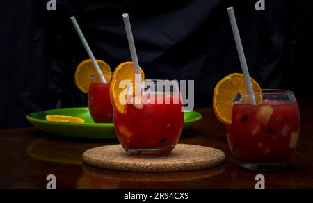 Nahaufnahme: Frischer Wassermelonensaft In Glas Im Dunklen Stil Stockfoto