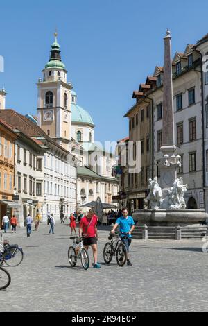 Ljubljana, Slowenien. Stadtplatz mit der Kathedrale von Ljubljana im Hintergrund. Auf der rechten Seite befindet sich eine Nachbildung des Robba-Brunnens, auch bekannt als Fo Stockfoto