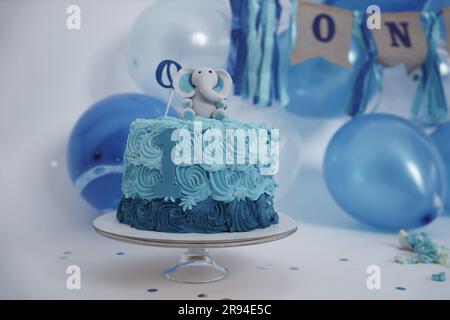 1. Geburtstag, Aqua Blue, Baby, Hintergrund, Ballons, Ballon, Ballons Geburtstag, Banner, wunderschön, blaue Ballons, blauer Kuchen, Junge, Kuchen zerschmettert, gefeiert Stockfoto