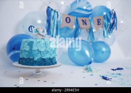 1. Geburtstag, Aqua Blue, Baby, Hintergrund, Ballons, Ballon, Ballons Geburtstag, Banner, wunderschön, blaue Ballons, blauer Kuchen, Junge, Kuchen zerschmettert, gefeiert Stockfoto