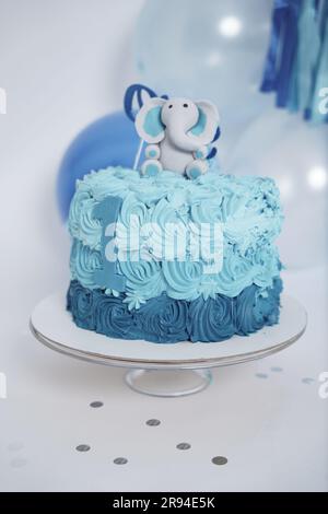 1. Geburtstag, Aqua Blue, Baby, Hintergrund, Ballons, Ballon, Ballons Geburtstag, Banner, wunderschön, blaue Ballons, blauer Kuchen, Junge, Kuchen zerschmettert, gefeiert Stockfoto