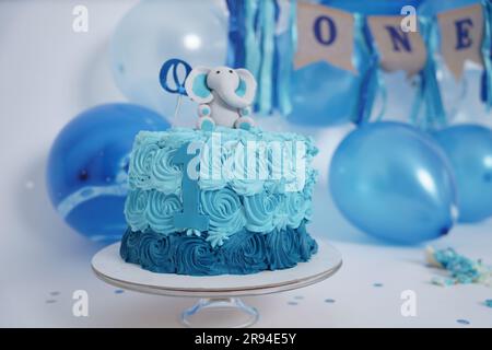 1. Geburtstag, Aqua Blue, Baby, Hintergrund, Ballons, Ballon, Ballons Geburtstag, Banner, wunderschön, blaue Ballons, blauer Kuchen, Junge, Kuchen zerschmettert, gefeiert Stockfoto