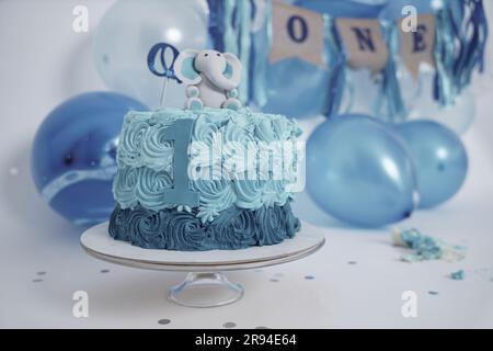 1. Geburtstag, Aqua Blue, Baby, Hintergrund, Ballons, Ballon, Ballons Geburtstag, Banner, wunderschön, blaue Ballons, blauer Kuchen, Junge, Kuchen zerschmettert, gefeiert Stockfoto