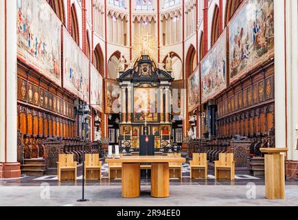 Brügge, Belgien - 16. Juni 2023: Hauptaltar im Inneren der Salvatorskathedrale (Erlöser), römisch-katholische Kathedrale von Brügge, Belgien. St. Salvator ist es Stockfoto