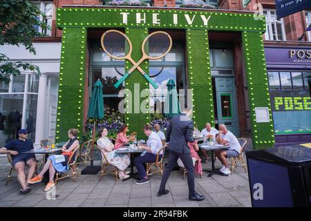 London UK. 24. Juni 2023 das Ivy Restaurant im Dorf Wimbledon ist mit Tennisbällen und zwei großen Tennisschlägern für die Wimbledon Championships dekoriert, die am 3. Juli beginnen. Kredit: amer Ghazzal/Alamy Live News Stockfoto