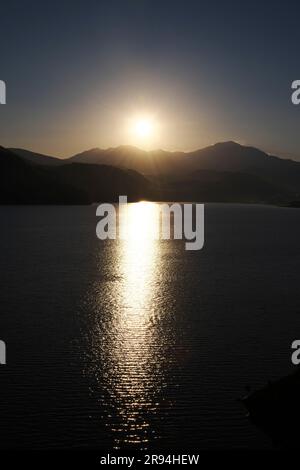 Sonnenaufgang am Mt. Daisetsuzan und Chubetsu-Staudamm Stockfoto