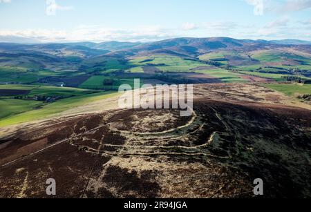 Brauner Caterthun. Komplexe prähistorische Struktur über 2000 Jahre. 9 strahlende Eingänge durch mehrere Stadtmauern. Wenig Beweise für Siedlung oder Landwirtschaft Stockfoto