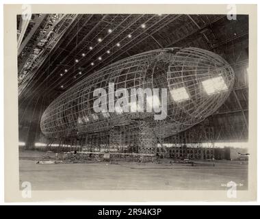 Nasenabschnitt wird an fast fertiggestelltem Rahmen befestigt. Originalüberschrift: Nasenabschnitt wird an USS Akron befestigt... Dirigible Katastrophen Stockfoto