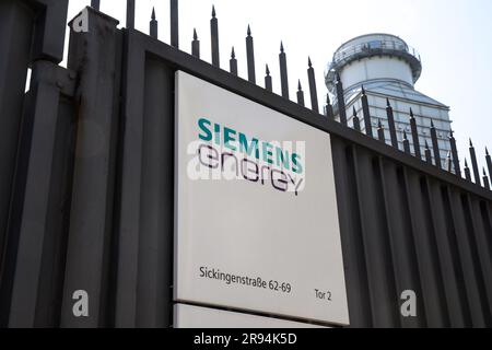 Berlin, Deutschland. 24. Juni 2023. Das Siemens Energy-Gebäude in Berlin am 24. Juni 2023. Die Aktien von Siemens Energy sind aufgrund unerwarteter Qualitätsprobleme bei Siemens Gamesa um 37,3 % gesunken, was dazu geführt hat, dass das Unternehmen seine jährliche Gewinnprognose zurückzieht. Die Investoren sind besorgt über die Auswirkungen langwieriger Straffungszyklen auf die globale wirtschaftliche Erholung. Das Wachstum der Unternehmen in der Eurozone stagnierte im Juni, und die deutsche Geschäftstätigkeit verlangsamte sich in diesem Monat deutlich. (Kreditbild: © Michael Kuenne/PRESSCOV via ZUMA Press Wire) NUR REDAKTIONELLE VERWENDUNG! Nicht für den kommerziellen GEBRAUCH! Stockfoto