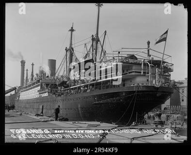 Hamburg American Steamship Cleveland im Trockendock Nummer 4. Glasplatten-Negative für den Bau und die Reparatur von Gebäuden, Einrichtungen und Schiffen am New York Navy Yard. Stockfoto