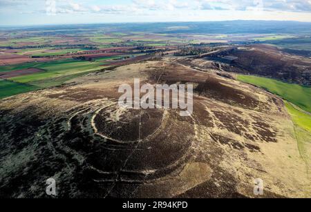 Brauner Caterthun. Komplexe prähistorische Struktur über 2000 Jahre. 9 strahlende Eingänge durch mehrere Stadtmauern. Weißer Caterthun auf 2 Uhr Stockfoto