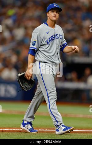 St. Petersburg, Florida, USA; Kansas City Royals, die den Pitcher Zack Greinke (23) starten, führt das Spiel in einem MLB-Spiel gegen den unten in der firth Stockfoto