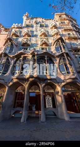 Barcelona, Spanien - 10. FEBRUAR 2022: Fassade des Casa Battlo Gaudi, Museumsgebäude, entworfen vom legendären Architekten Antonio Gaudi in Eixample, Barcel Stockfoto