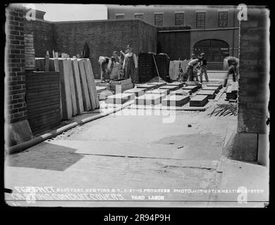 Progress Photo, Warmwasserheizung, Abdeckungen für gegossene Leerrohre. Glasplatten-Negative für den Bau und die Reparatur von Gebäuden, Einrichtungen und Schiffen am New York Navy Yard. Stockfoto