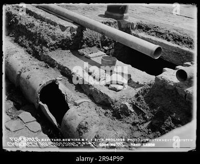 Progress Photo, Warmwasserheizung, Chauncey Avenue überquert die Third Street und blickt nach Nordosten. Glasplatten-Negative für den Bau und die Reparatur von Gebäuden, Einrichtungen und Schiffen am New York Navy Yard. Stockfoto