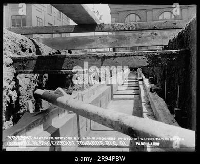 Fortschrittsfoto, Warmwasserheizanlage, Nach Nordosten Entlang Des Kabelkanals In Richtung Gebäude 41. Glasplatten-Negative für den Bau und die Reparatur von Gebäuden, Einrichtungen und Schiffen am New York Navy Yard. Stockfoto