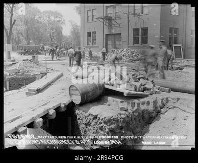 Progress Photo, Warmwasserheizung, Betrieb in Chauncey und Fourth Street, mit Blick nach Nordwesten. Glasplatten-Negative für den Bau und die Reparatur von Gebäuden, Einrichtungen und Schiffen am New York Navy Yard. Stockfoto