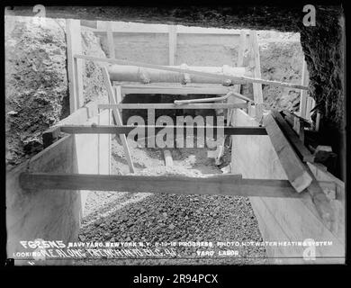 Fortschrittsfoto, Warmwasserheizanlage, Blick nach Nordosten entlang des Grabens in Gebäude 41. Glasplatten-Negative für den Bau und die Reparatur von Gebäuden, Einrichtungen und Schiffen am New York Navy Yard. Stockfoto